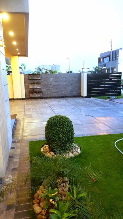 Lawn Frontage